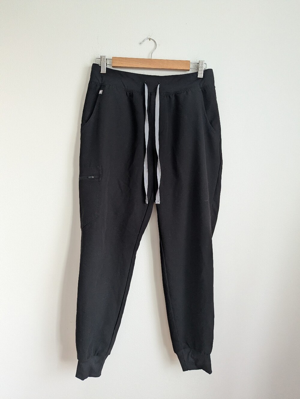 Figs Women's Black Zamora Jogger Scrub Pants 6 Pocket Style MP